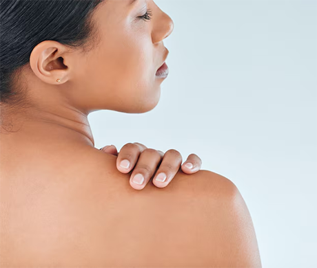 Masaje en la espalda con aceite de magnesio para aliviar la tensión muscular