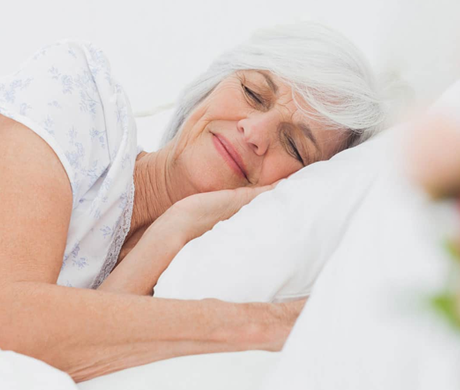 Persona durmiendo tranquila tras usar aceite de magnesio.